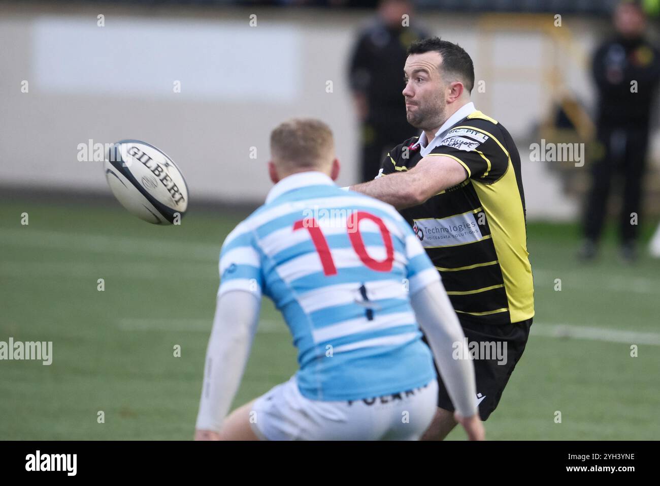 Melrose, Royaume-Uni. 09 novembre 2024. Bruce Colvine ( Melrose RFC 1st XV ) décharge la balle lors de son 250e match pour Melrose Rugby, fait face à Jamie Loomes ( Edinburgh Accies ) Arnold Clark Premiership (hommes) Melrose Rugby vs Edinburgh Academical FC First Half ( Credit : Rob Gray/Alamy Live News Banque D'Images