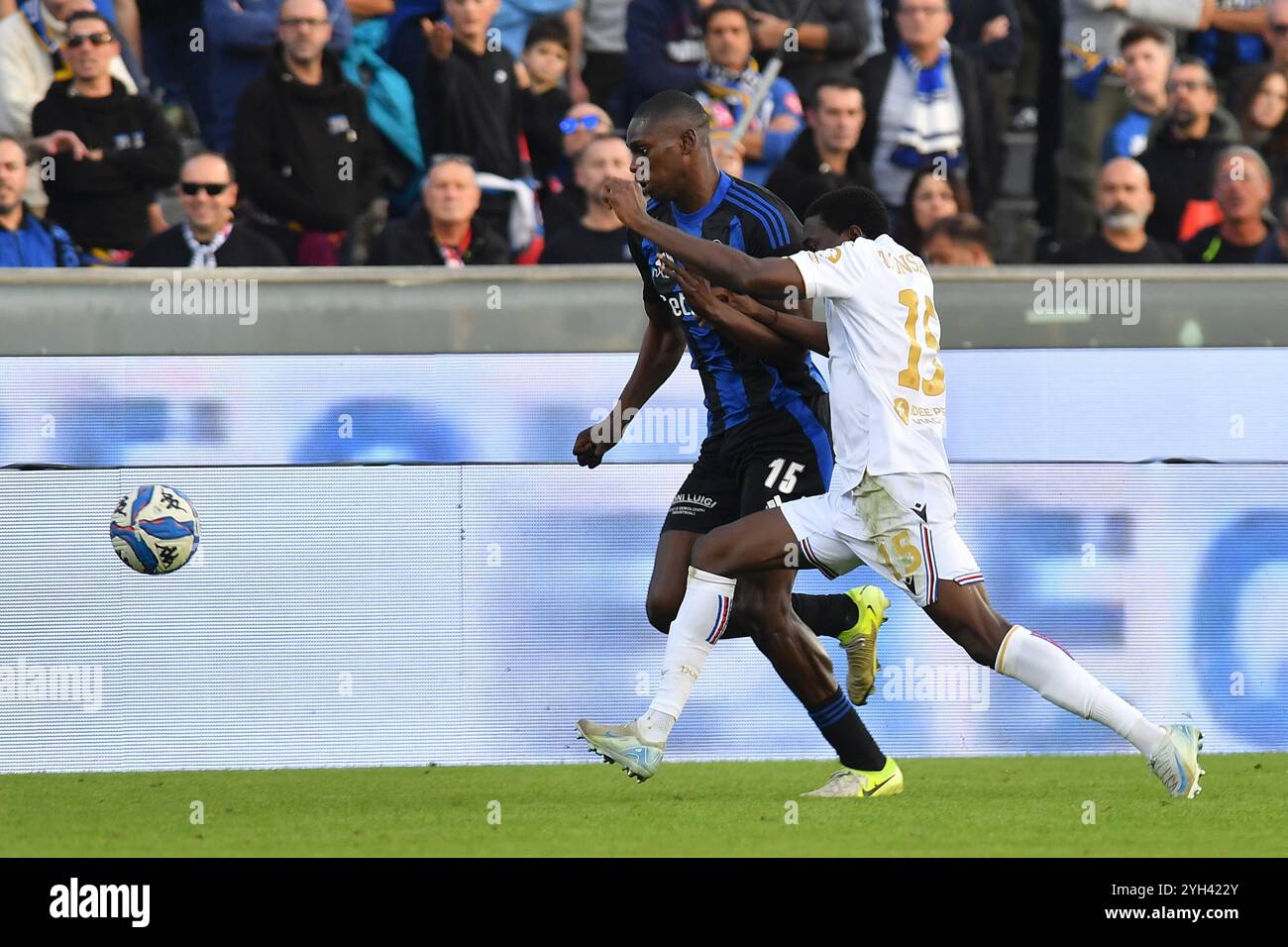 Idrissa Toure' (Pise) contrecarré par Ebenezer Ajodun Akinsanmiro (Sampdoria) pendant AC Pise vs UC Sampdoria, match de football italien Serie B à Pise, Italie, 09 novembre 2024 Banque D'Images