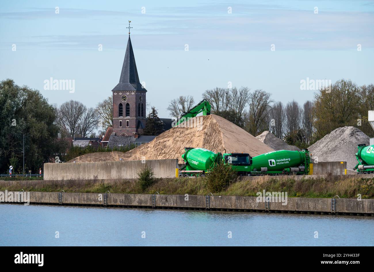 Le groupe ciment Inter beton et Heidelberg sur les rives de la Darse à Vilvorde, Brabant flamand, Belgique, OCT 26, 2024 Banque D'Images