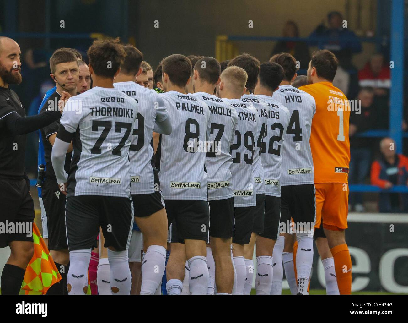 Mourneview Park, Lurgan, County Armagh, Irlande du Nord, Royaume-Uni. 09 novembre 2024. Sports Direct Premiership – Glenavon v Glentoran. Action du match d'aujourd'hui au parc Mourneview (Glenavon en bleu). Crédit : CAZIMB/Alamy Live News. Banque D'Images