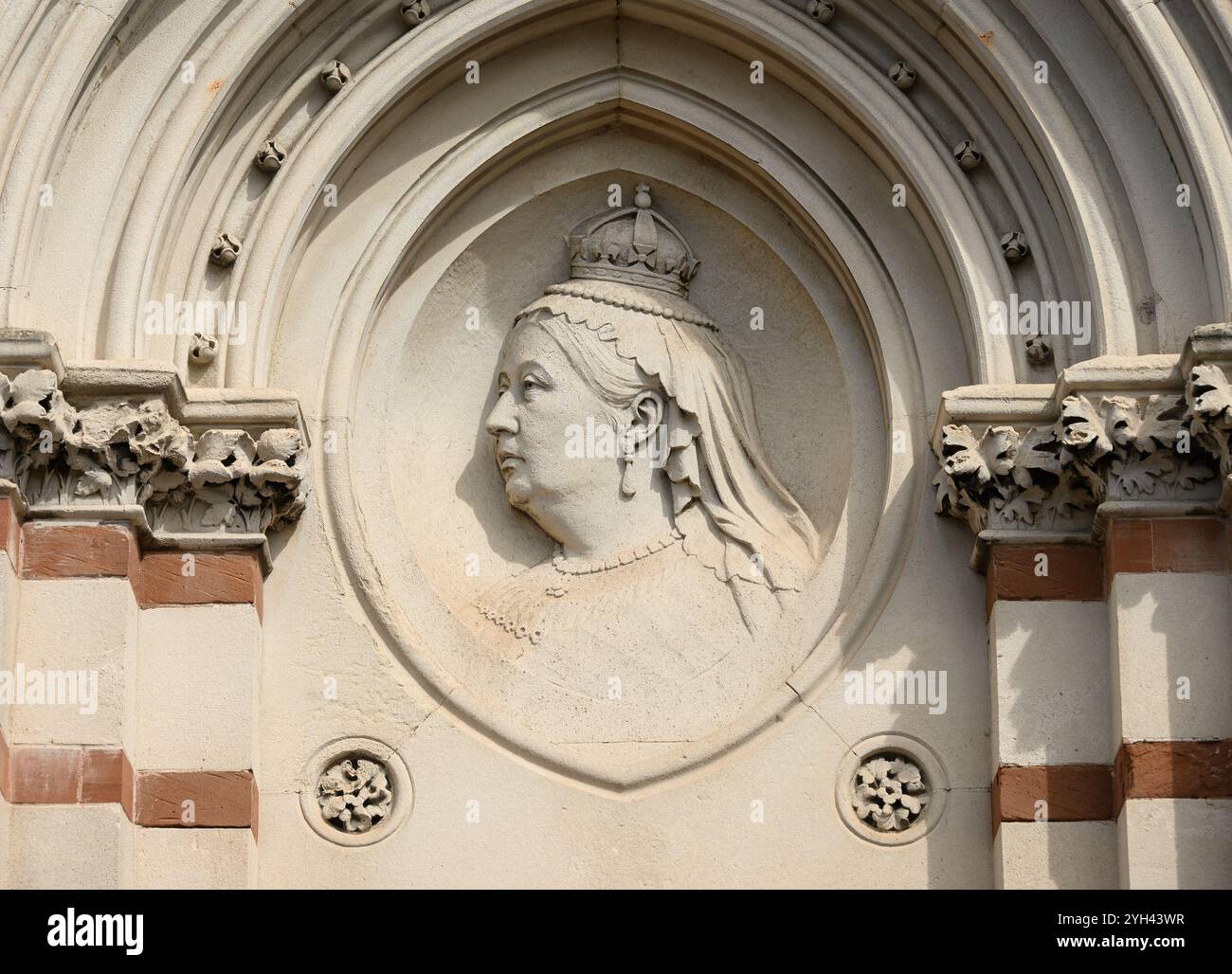 Gravesend, Kent, Royaume-Uni. Sculpture en relief de la reine Victoria sur la tour de l'horloge Gravesend dans la rue Harmer, construite en 1887-89 pour commémorer l'or de la reine Banque D'Images