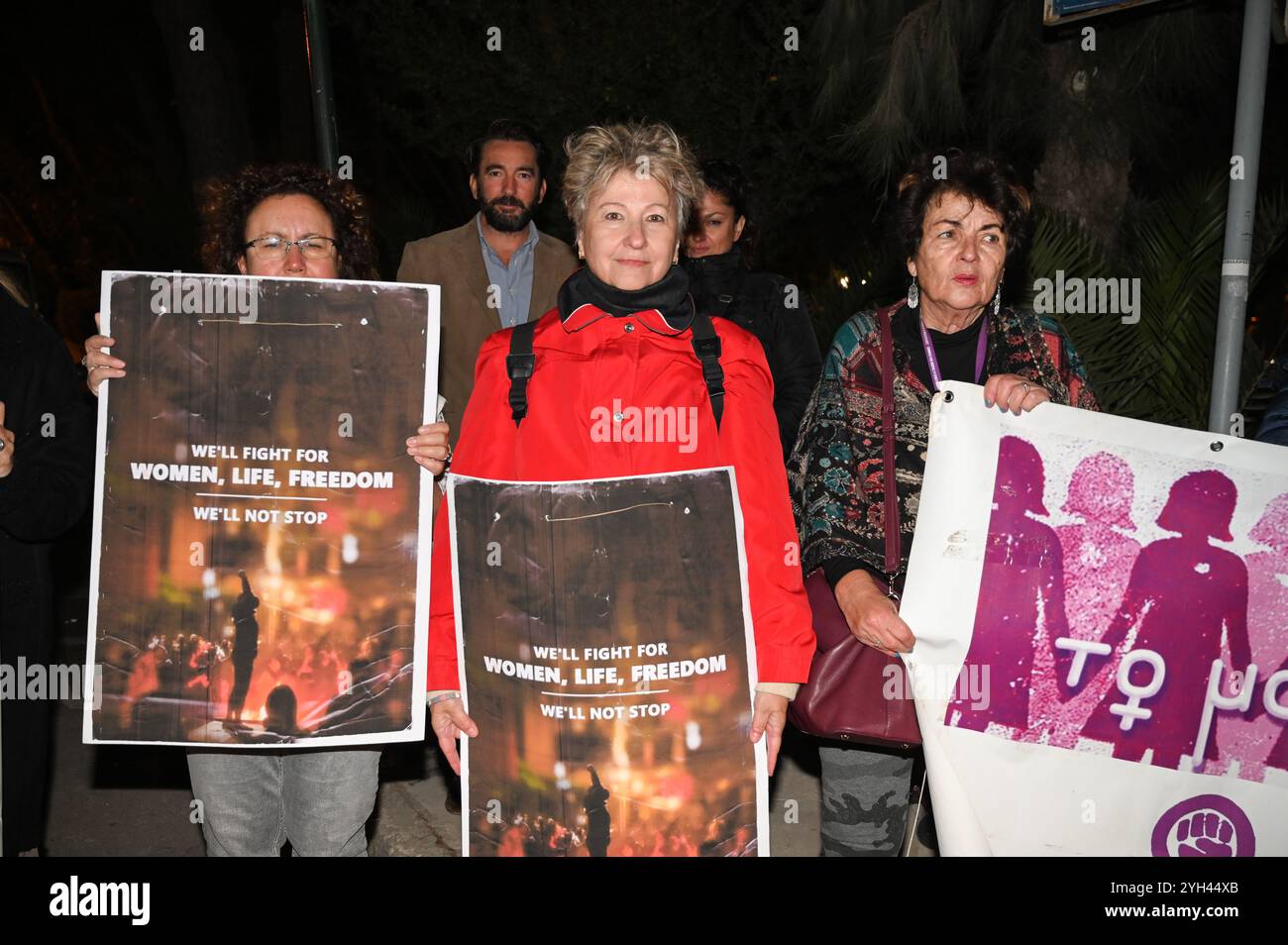 Athènes, Grèce. 7 novembre 2024. Des membres du groupe féministe protestent en faveur de la femme iranienne Ahou Daryaei devant l’ambassade iranienne, tenant des pancartes indiquant : « nous lutterons pour la liberté de vie des femmes ». Amnesty International a exigé la libération de l’étudiante Ahou Daryaei (Ahoo Daryae), arrêtée après s’être déshabillée pour protester contre le code vestimentaire islamique strict. Crédit : Dimitris Aspiotis/Alamy Banque D'Images