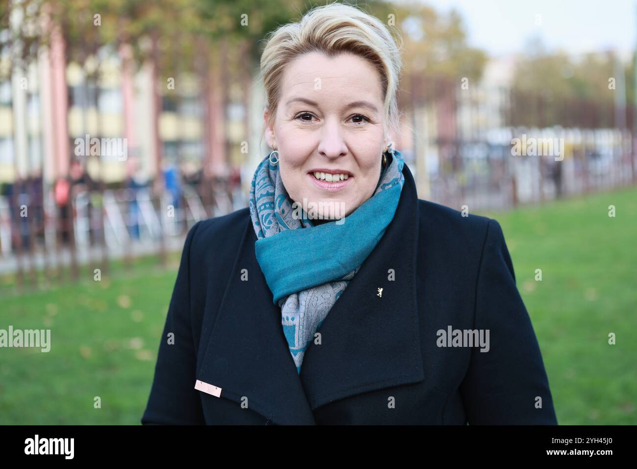 Allemagne, Berlin, 9 novembre 2024, Franziska Giffey, sénateur berlinois pour l'économie, l'énergie et les entreprises, lors de l'événement marquant le 35e anniversaire de la chute du mur de Berlin au Mémorial du mur de Berlin sur Bernauer Strasse. Banque D'Images