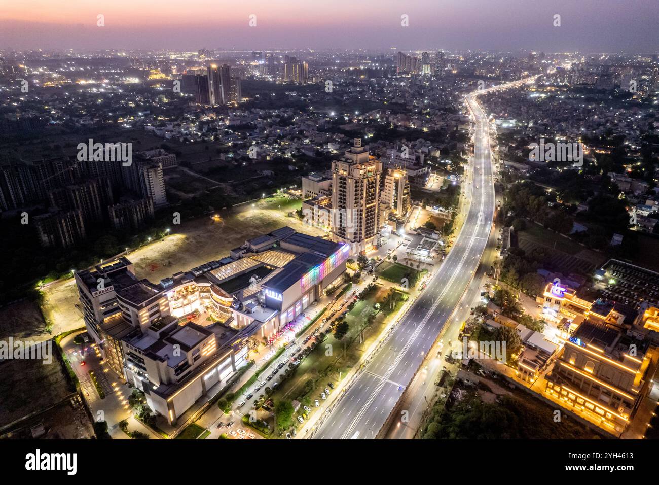 Drone aérien crépuscule tourné à l'envers Airia Mall avec l'autoroute mumbai pune s'étendant au loin et les bâtiments au loin avec Banque D'Images