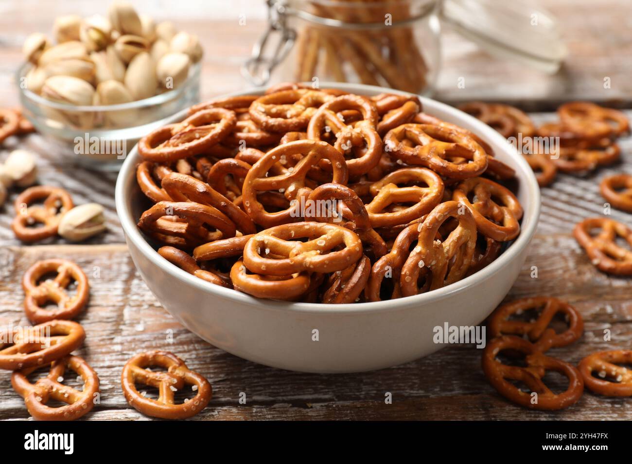 Délicieux craquelins de bretzel salés sur une table en bois, gros plan Banque D'Images