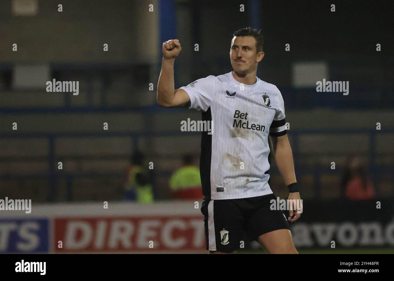 Mourneview Park, Lurgan, County Armagh, Irlande du Nord, Royaume-Uni. 09 novembre 2024. Sports Direct Premiership – Glenavon v Glentoran. Action du match d'aujourd'hui au parc Mourneview (Glenavon en bleu). Capitaine de Glentoran Marcus Kane. Crédit : CAZIMB/Alamy Live News. Banque D'Images