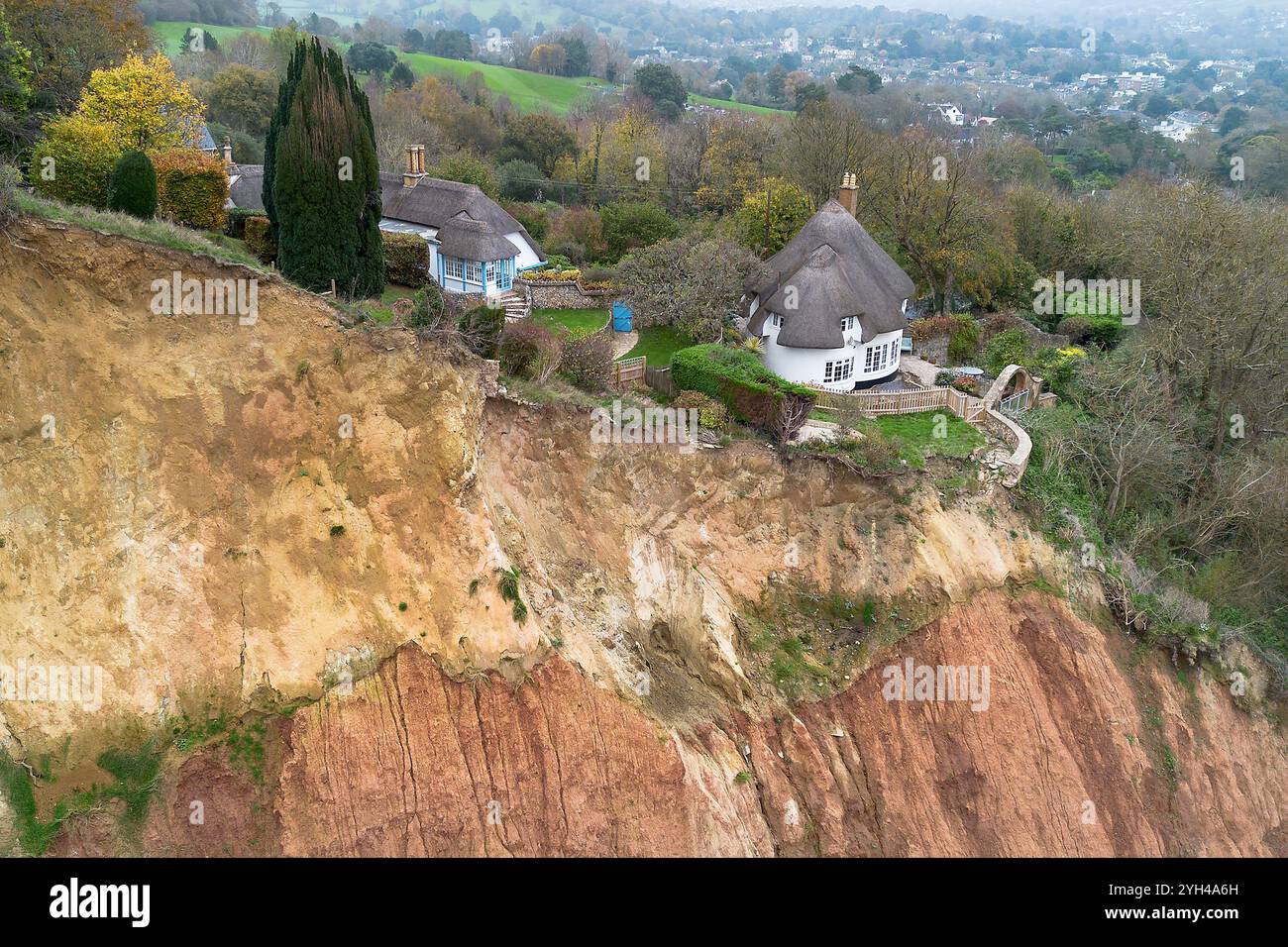 Deux maisons illustrées sur le bord des falaises près de Sidmouth, qui sont à la merci de la nature. c'est juste une question de temps avant que les falaises tombent et t Banque D'Images