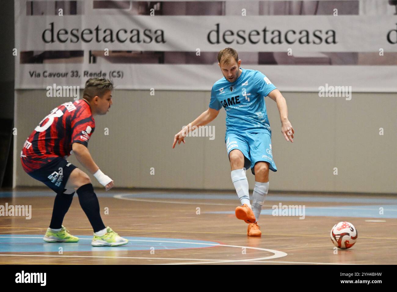 9 novembre Cosenza : la série italienne A 5-a-side championnat de football 2024-25, Josip Suton entre Pirossigeno Cosenza agastin est venu Treviso le PalaCosentia à Cosenza.&#xD;en photo : Paride marchio Banque D'Images