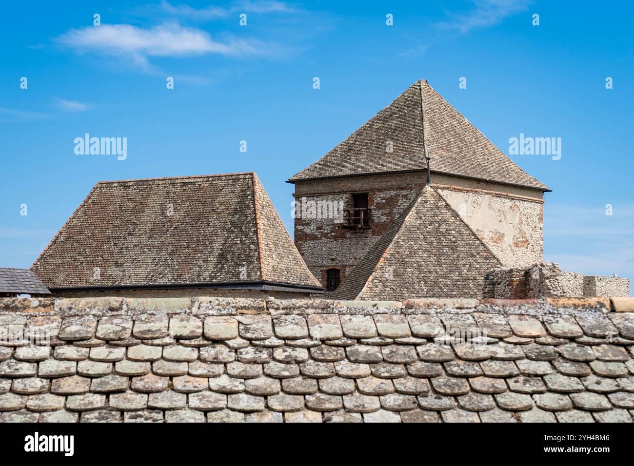 Ancien château médiéval en pierre avec tour et toit contre ciel dégagé Banque D'Images