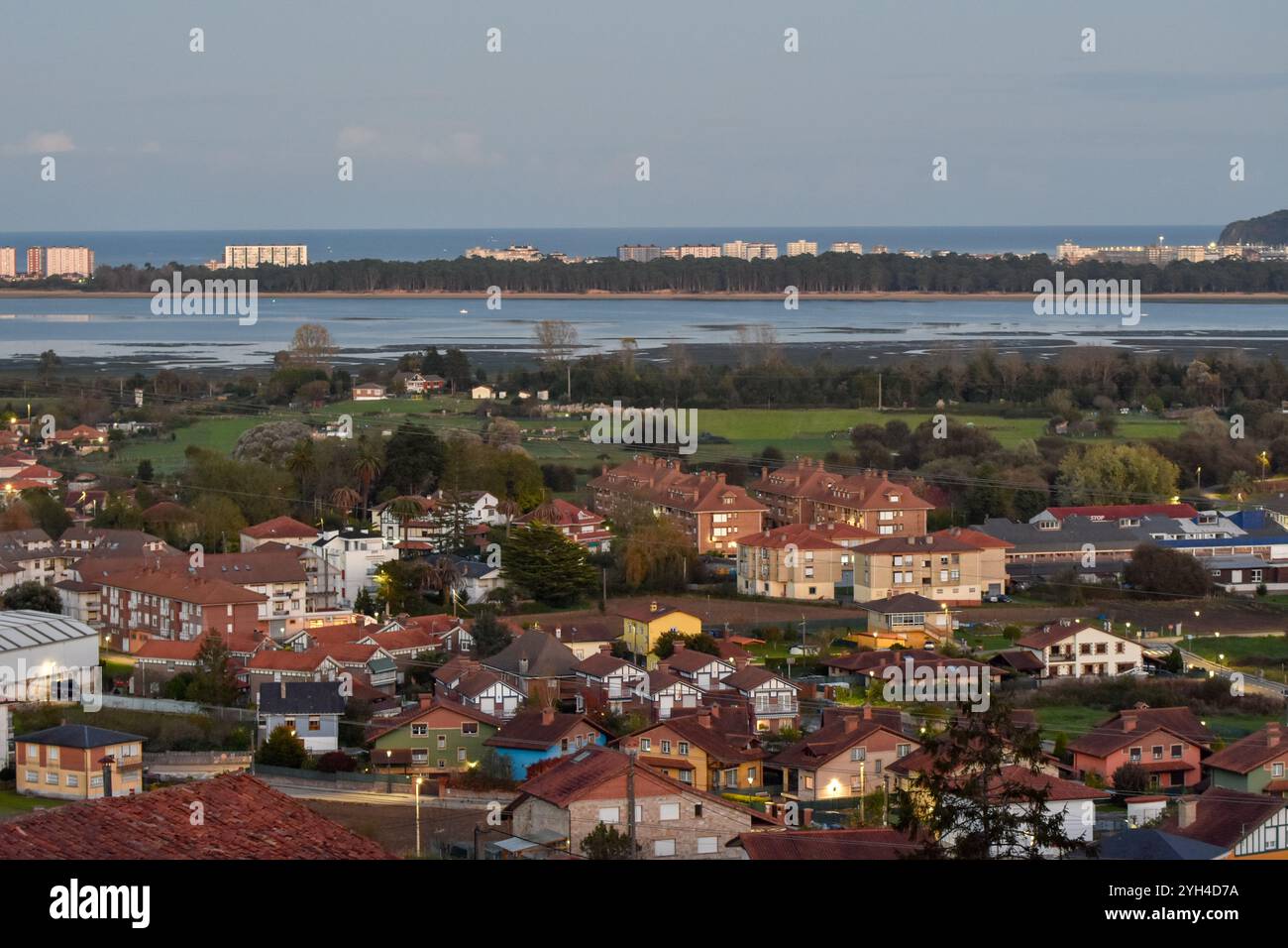 Cicéron, Espagne, 9 novembre 2024 : le soir tombe sur Cicéron avec Laredo en arrière-plan, le 9 novembre 2024, à Cicéron, Espagne. Crédit : Javier Linares Misioner / Alamy Live News. Banque D'Images
