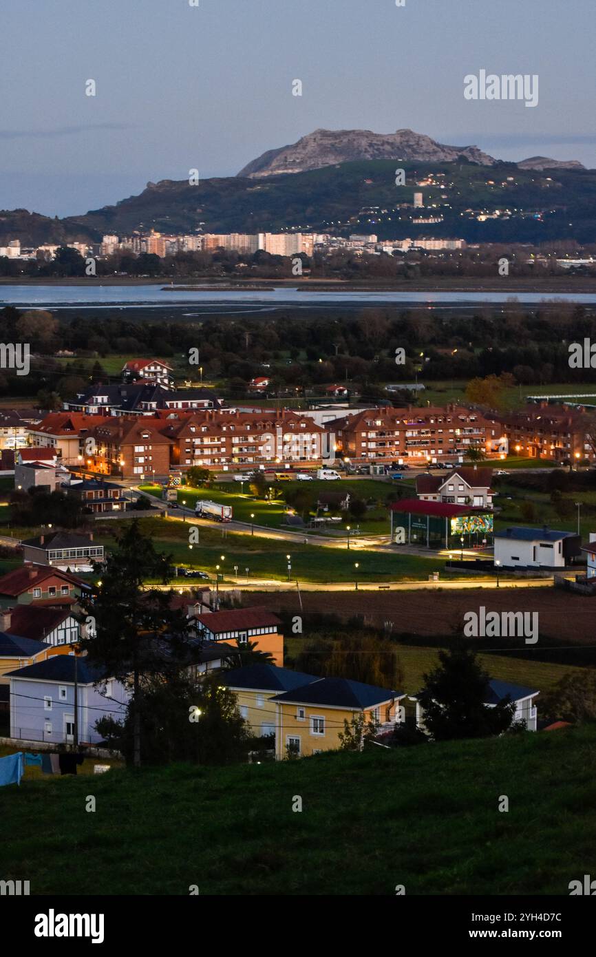 Cicéron, Espagne, 9 novembre 2024 : le soir tombe sur Cicéron avec Laredo en arrière-plan, le 9 novembre 2024, à Cicéron, Espagne. Crédit : Javier Linares Misioner / Alamy Live News. Banque D'Images