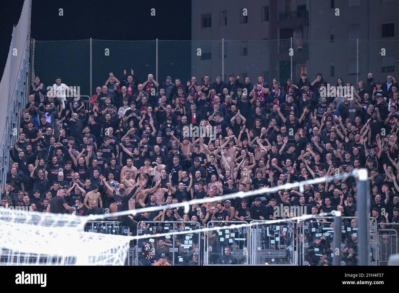 Cagliari, Italie. 09 novembre 2024. Supporters de l'AC Milan lors du match de Serie A entre Cagliari Calcio et l'AC Milan à l'Unipol Domus à Cagliari, Sardaigne - samedi 9 novembre 2024. Sport - Soccer (photo de Gianluca Zuddas/Lapresse) crédit : LaPresse/Alamy Live News Banque D'Images