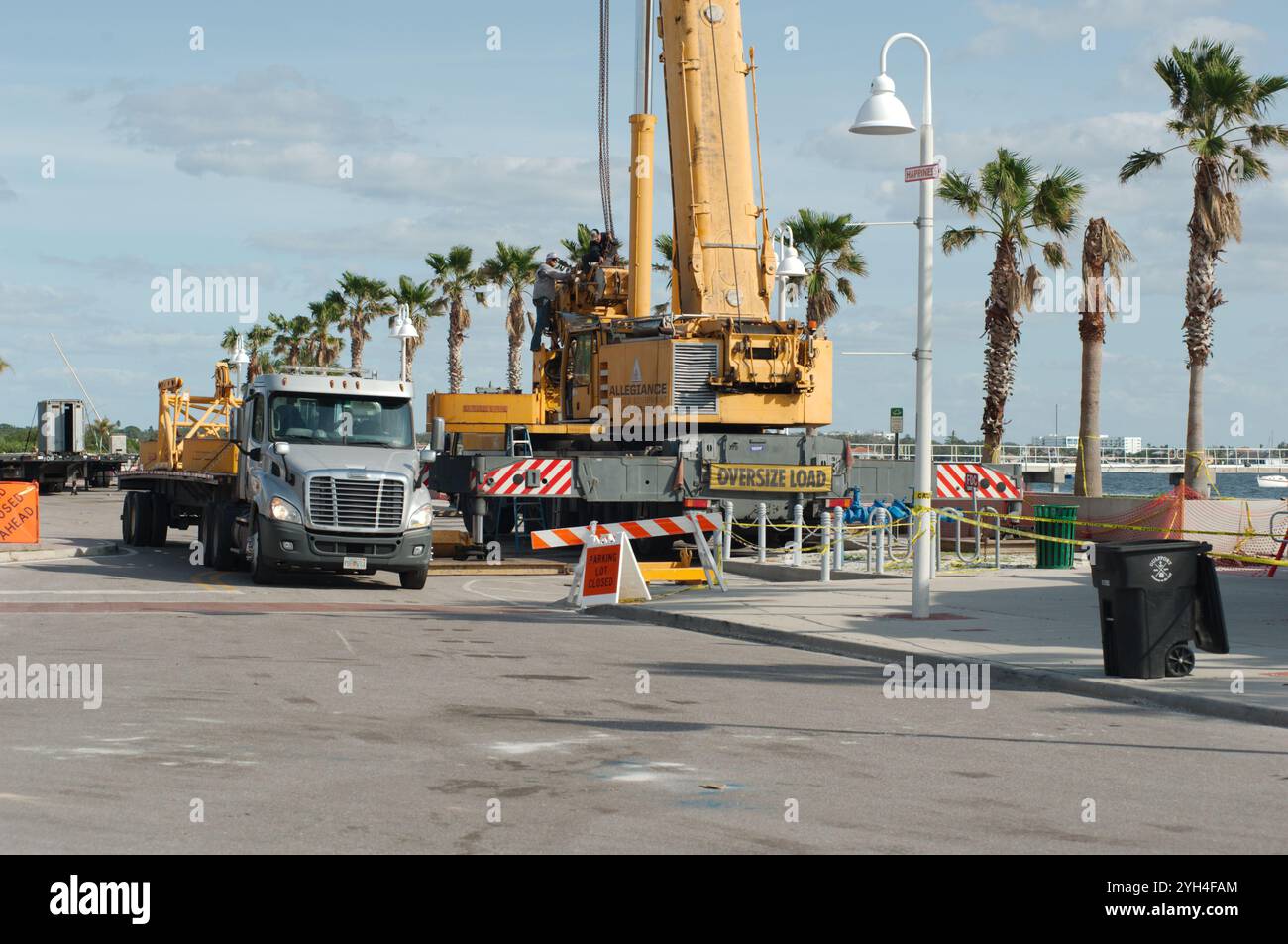 Usage éditorial exclusif, 8 novembre 2024, Gulfport, FL, États-Unis, tout-terrain, grues jaunes, grue, grue Allegiance et équipement, utilisé pour aider, ramasser et Mo Banque D'Images