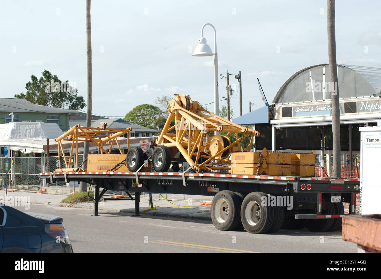 Usage éditorial exclusif, 8 novembre 2024, Gulfport, FL, États-Unis, tout-terrain, grues jaunes, grue, grue Allegiance et équipement, utilisé pour aider, ramasser et Mo Banque D'Images