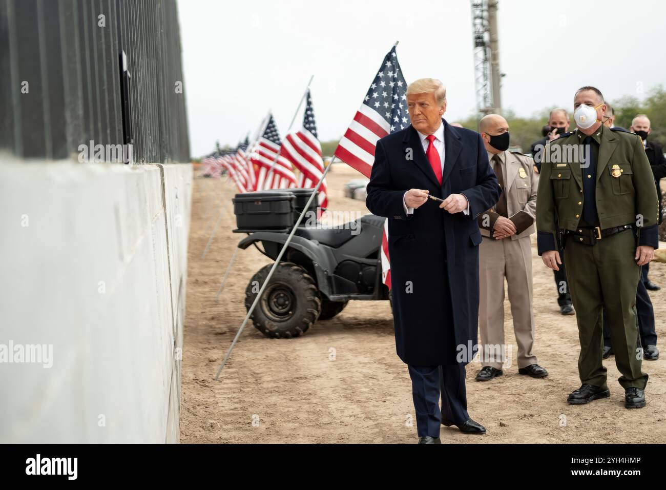 Alamo, États-Unis d'Amérique. 12 janvier 2021. Le président américain Donald Trump se prépare à signer une plaque lors d’une visite aux murs nouvellement construits le long de la frontière américano-mexicaine, le 12 janvier 2021 près d’Alamo, au Texas. La construction du mur frontalier coûte environ 20 millions de dollars par mille. Crédit : Shealah Craighead/White House photo/Alamy Live News Banque D'Images