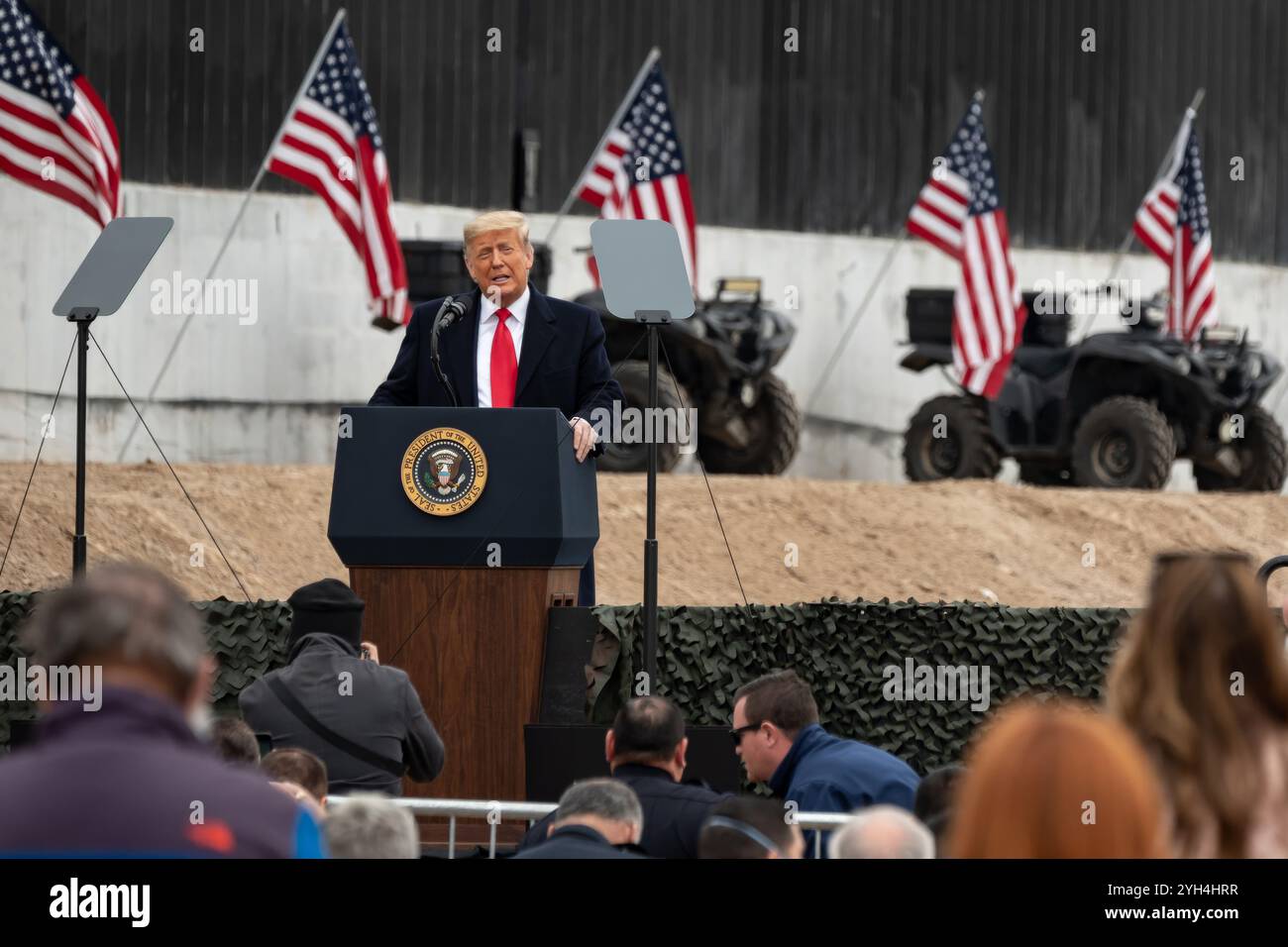 Alamo, États-Unis d'Amérique. 12 janvier 2021. Le président américain Donald Trump prononce un discours lors d’une visite aux murs nouvellement construits le long de la frontière américano-mexicaine, le 12 janvier 2021 près d’Alamo, au Texas. La construction du mur frontalier coûte environ 20 millions de dollars par mille. Crédit : Shealah Craighead/White House photo/Alamy Live News Banque D'Images