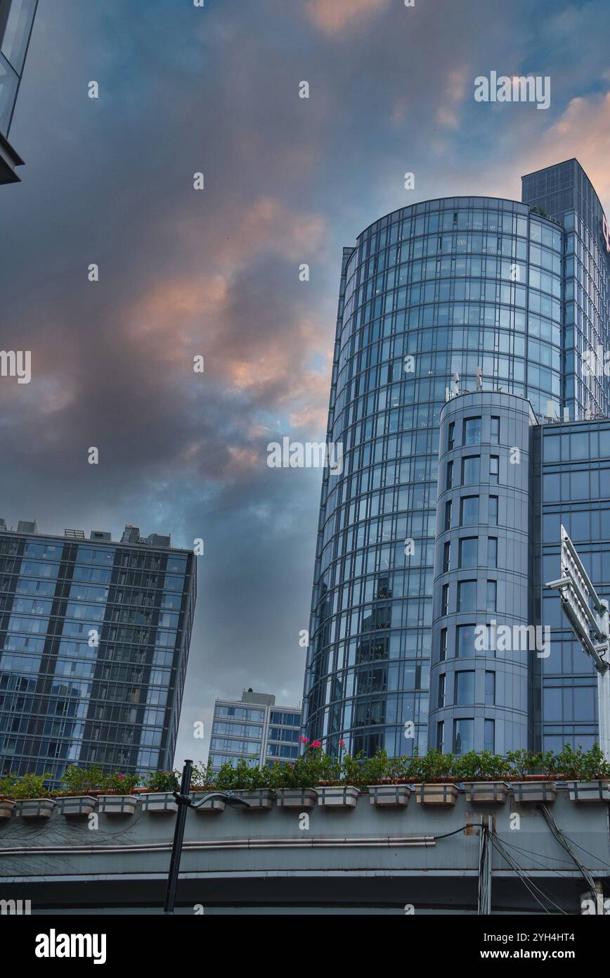 Paysage urbain de Shanghai avec gratte-ciel cylindrique et jardin sur le toit Banque D'Images