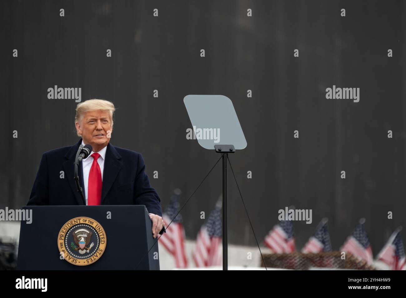 Alamo, États-Unis d'Amérique. 12 janvier 2021. Le président américain Donald Trump prononce un discours lors d’une visite aux murs nouvellement construits le long de la frontière américano-mexicaine, le 12 janvier 2021 près d’Alamo, au Texas. La construction du mur frontalier coûte environ 20 millions de dollars par mille. Crédit : Shealah Craighead/White House photo/Alamy Live News Banque D'Images