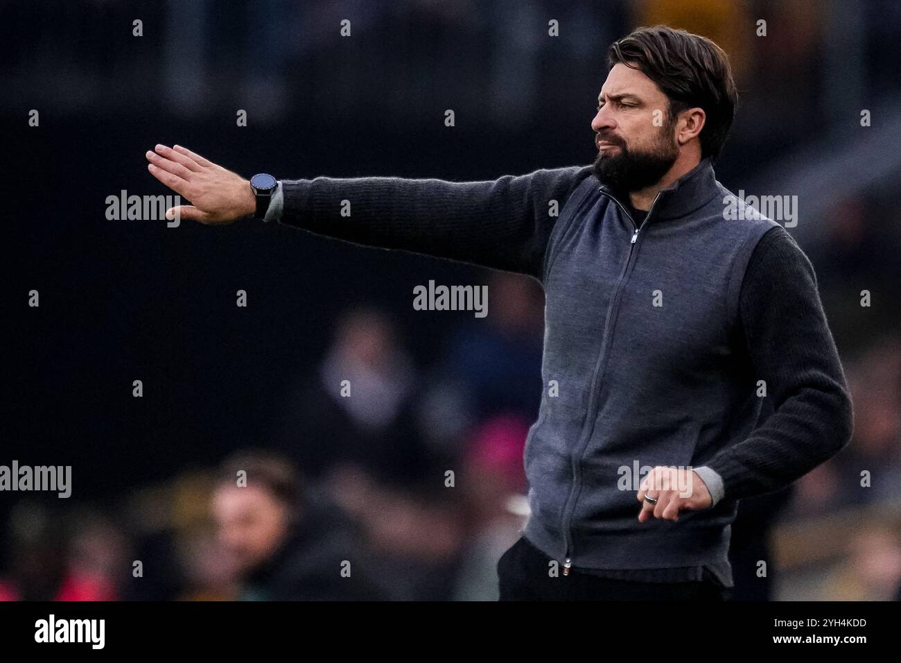 Wolverhampton, Royaume-Uni. 09 novembre 2024. WOLVERHAMPTON, ANGLETERRE - 9 NOVEMBRE : Russell Martin, entraîneur-chef du Southampton FC, fait un geste lors du match de premier League entre le Wolverhampton Wanderers FC et le Southampton FC à Molineux le 9 novembre 2024 à Wolverhampton, Angleterre. (Photo de René Nijhuis/MB Media) crédit : MB Media solutions/Alamy Live News Banque D'Images