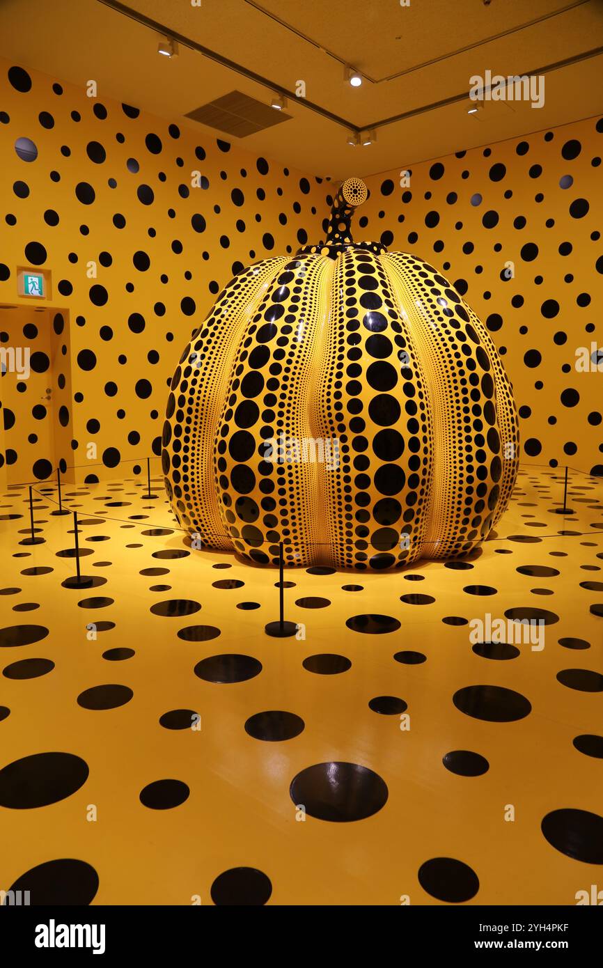 L'art de Yayoi Kusama est exposé à l'intérieur et à l'extérieur au musée d'art de la ville de Matsumoto à Nagano au Japon Banque D'Images