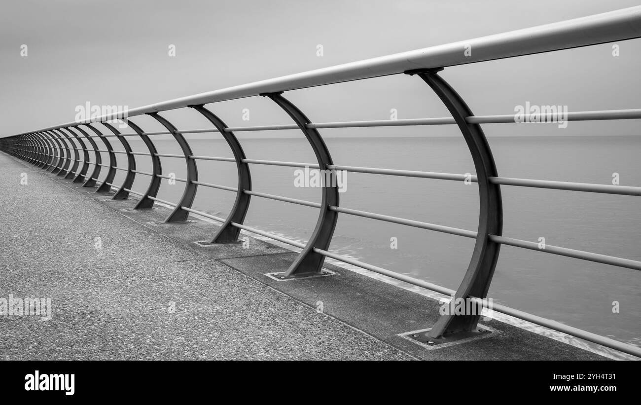 Garde-corps courbes, Cleveleys Promenade, Angleterre, Royaume-Uni Banque D'Images