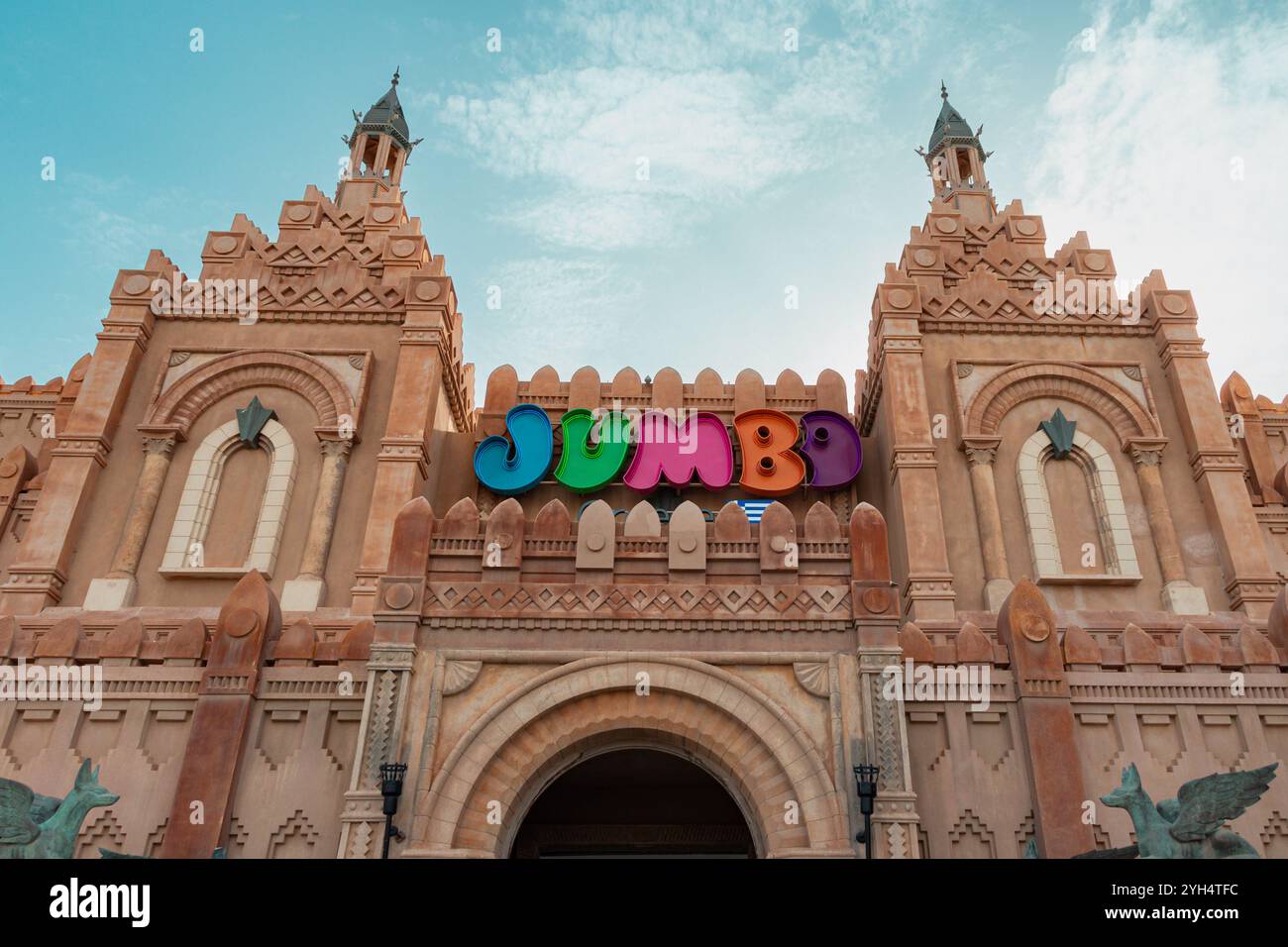 Eilat, Israël- 10 mai 2024 : Jumbo Grèce devant le magasin de détail. Eilat, Israël emplacement à Kings City ancien bâtiment d'attraction biblique de parc à thème Banque D'Images
