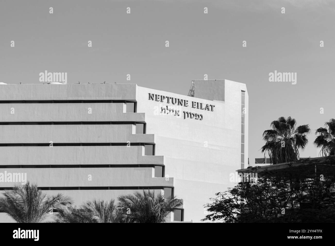 Eilat, Israël- 10 mai 2024 : L'extérieur de l'hôtel Neptune Eilat situé sur la promenade de la ligne de flottaison en noir et blanc Banque D'Images