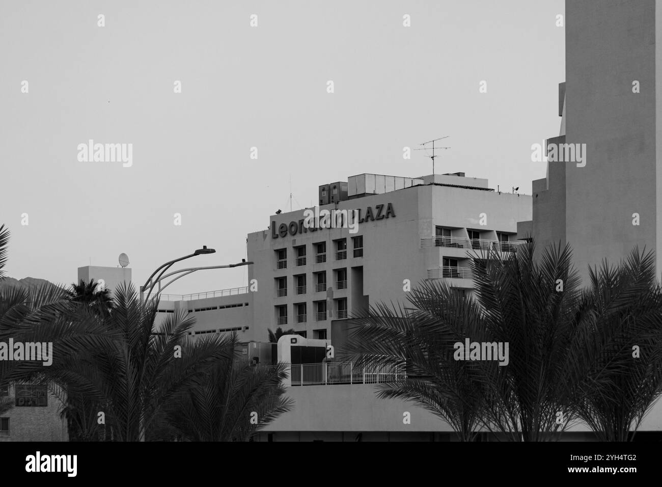 Eilat, Israël- 10 mai 2024 : extérieur de l'hôtel Leonardo Plaza Eilat situé sur la promenade de la ligne de flottaison en noir et blanc Banque D'Images