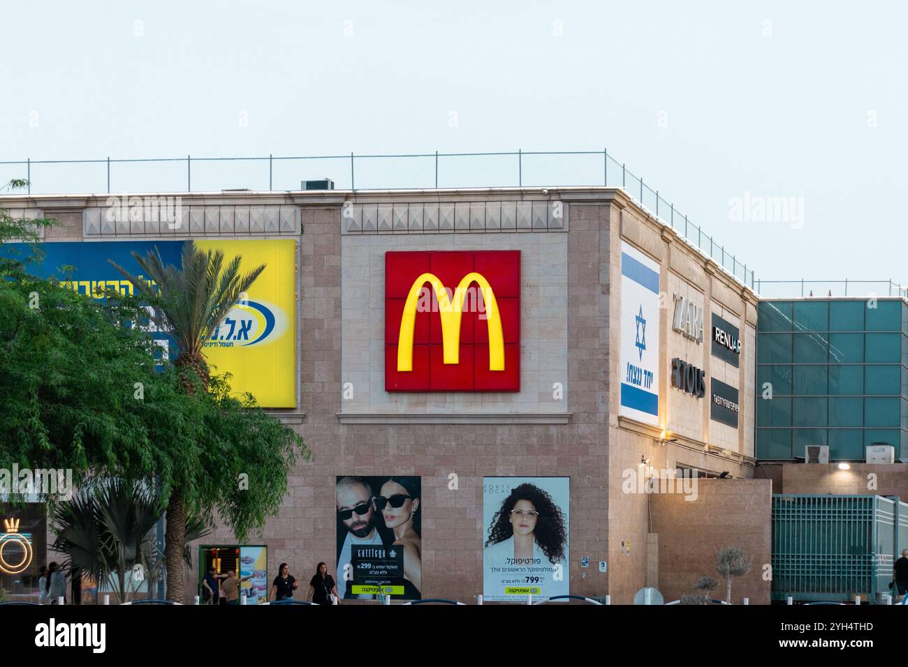 Eilat, Israël- 10 mai 2024 : McDonald's signe sur le Mall Hayam Mall, un célèbre centre commercial hors taxes à Eilat Banque D'Images