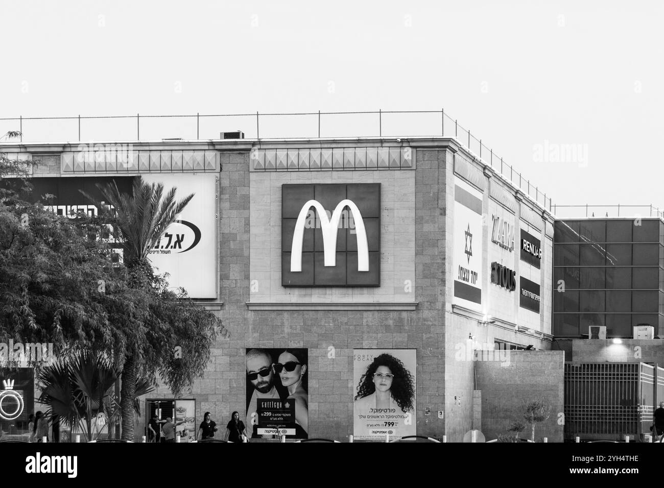 Eilat, Israël- 10 mai 2024 : McDonald's signe sur le Mall Hayam Mall, un célèbre centre commercial hors taxes à Eilat Banque D'Images