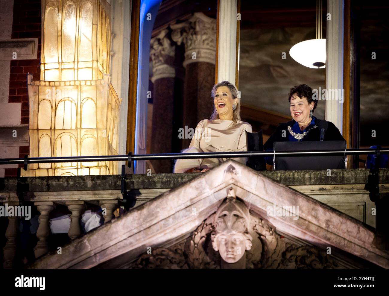 UTRECHT - la Reine Maxima et le maire Sharon Dijksma lors du dévoilement du nouvel éclairage de la Tour Dom. Après cinq ans de restauration, la tour est officiellement achevée. ANP KOEN VAN WEEL pays-bas Out - belgique Out Banque D'Images