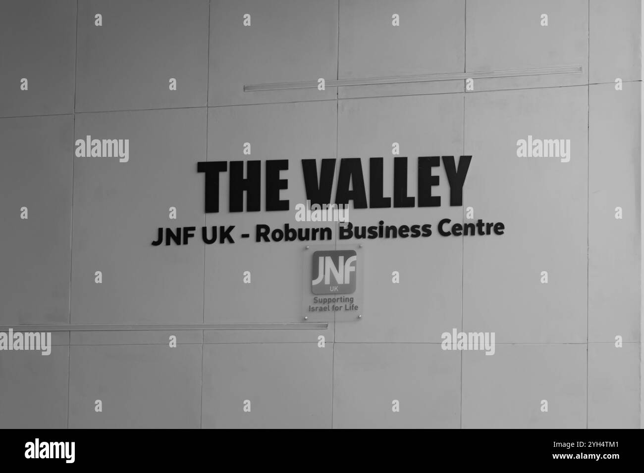 Mitzpe Ramon, Israël- 10 mai 2024 : JNF UK BUSINESS VALLEY signe d'entrée au centre d'affaires en Israël Negev en noir et blanc Banque D'Images