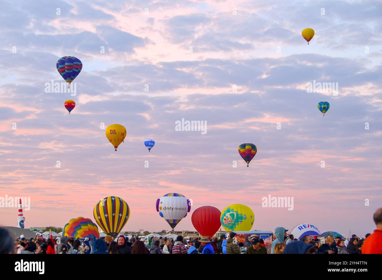 Ballons colorés lumineux dans le ciel du matin, Fiesta de montgolfière, ballons décoratifs se lançant dans le ciel bleu d'automne à Albuquerque, Nouveau-Mexique en octobre Banque D'Images