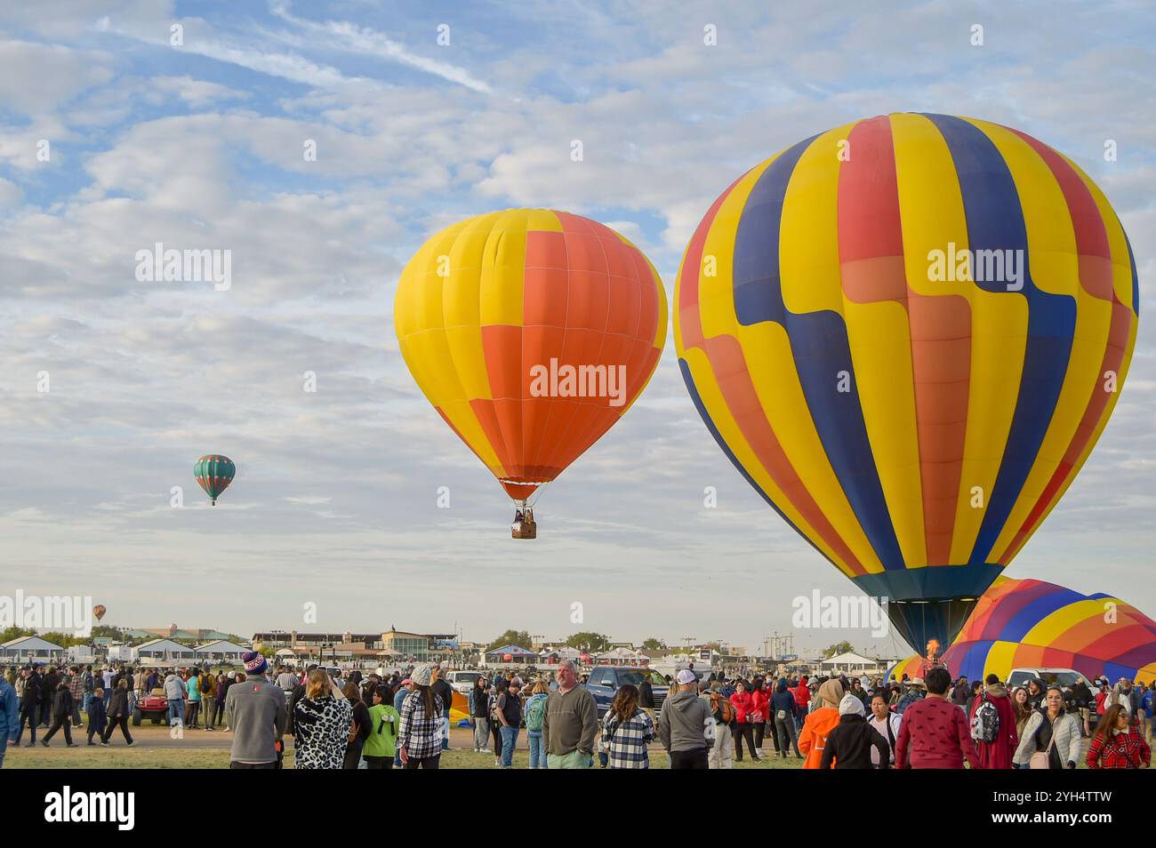 Ballons colorés lumineux dans le ciel du matin, Fiesta de montgolfière, ballons décoratifs se lançant dans le ciel bleu d'automne à Albuquerque, Nouveau-Mexique en octobre Banque D'Images