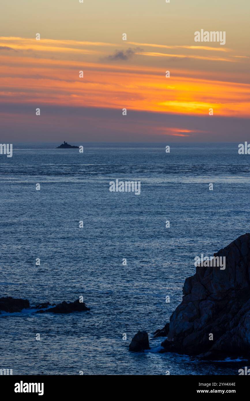 Côte avec Phare de la vieille près de la pointe du Raz, Bretagne, France Banque D'Images