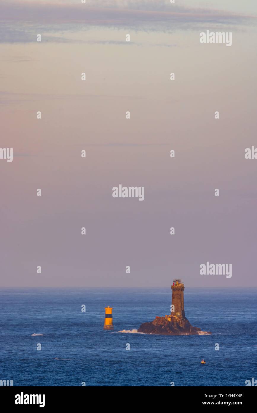 Côte avec Phare de la vieille près de la pointe du Raz, Bretagne, France Banque D'Images