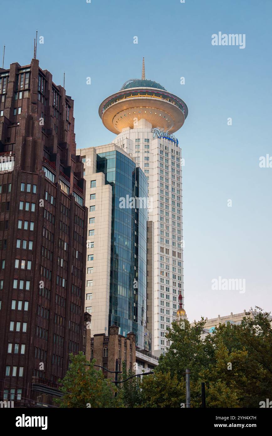 Radisson Blu Hotel Shanghai Nouveau monde avec des éléments urbains et naturels Banque D'Images