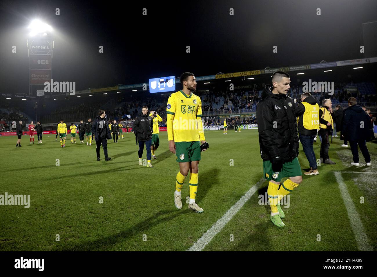 ZWOLLE - Fortuna Sittard joueurs après le match néerlandais Eredivisie entre Pec Zwolle et Fortuna Sittard au stade MAC3Park le 9 novembre 2024 à Zwolle, pays-Bas. ANP JEROEN PUTMANS Banque D'Images