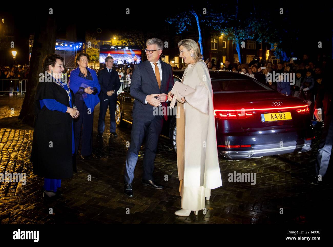 UTRECHT - la Reine Maxima et le maire Sharon Dijksma lors du dévoilement du nouvel éclairage de la Tour Dom. Après cinq ans de restauration, la tour est officiellement achevée. ANP KOEN VAN WEEL pays-bas Out - belgique Out Banque D'Images