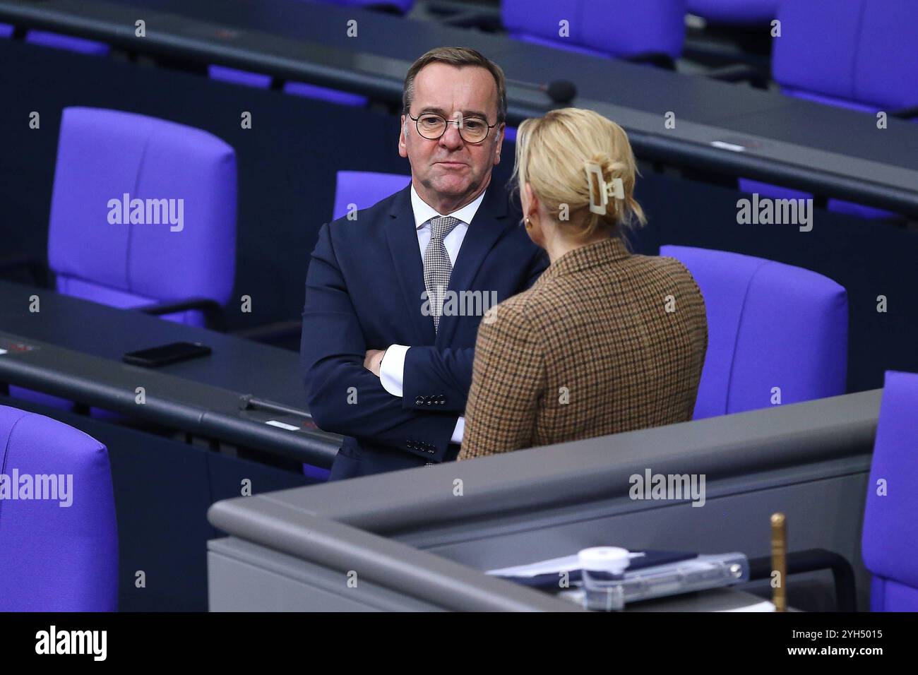 Berlin, Deutschland, 07.11.2024, Deutscher Bundestag : 197. Bundestagssitzung : Bundesminister der Verteidigung Boris Pistorius SPD und Julia Klöckner, CDU Copyright : xdtsxNachrichtenagenturx dts_50870 Banque D'Images