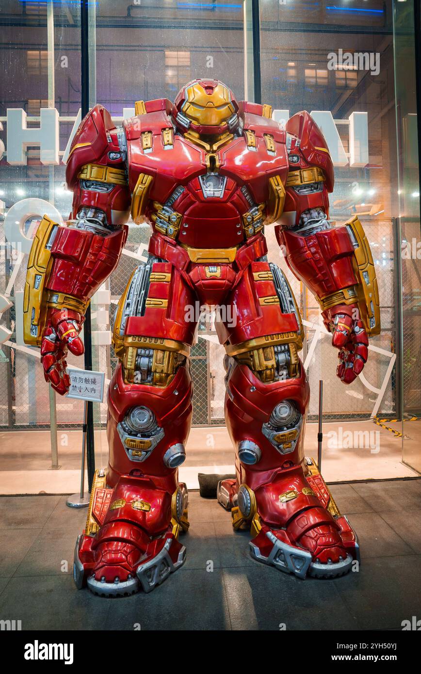 Présentoir d'armure Hulkbuster grandeur nature dans un cadre urbain de Shanghai Banque D'Images