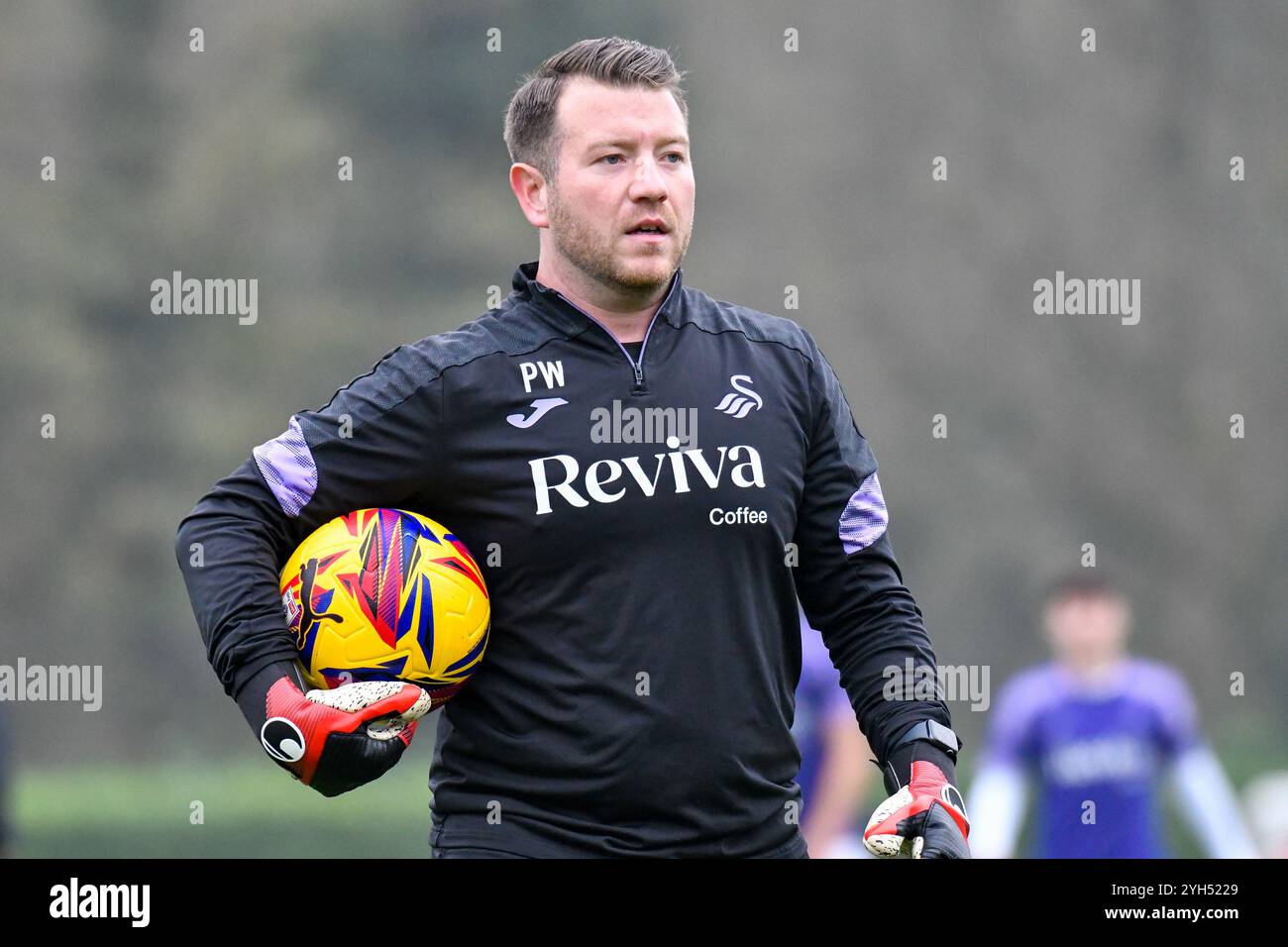 Landore, Swansea, pays de Galles. 9 novembre 2024. Paul Wavell Swansea City Directeur de l'Academy Goalkeeping pendant l'échauffement avant le match de la Ligue de développement professionnel des moins de 18 ans entre Swansea City et Millwall au JOMA High performance Centre à Landore, Swansea, pays de Galles, Royaume-Uni le 9 novembre 2024. Crédit : Duncan Thomas/Majestic Media/Alamy Live News. Banque D'Images