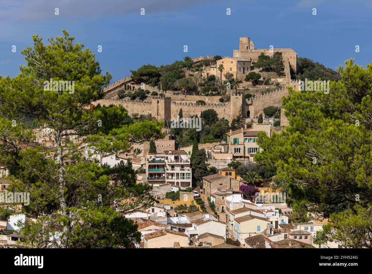 Le château de Capdepra sur la colline au-dessus de la petite ville de Capdepera, Majorque, Majorque, Îles Baléares, Espagne, Europe Banque D'Images