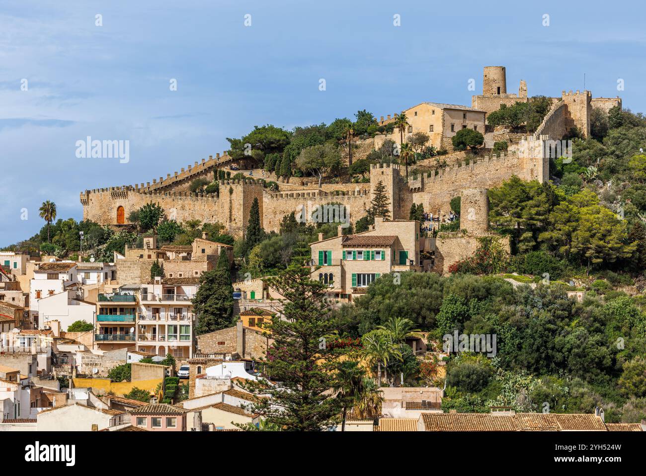 Le château de Capdepra sur la colline au-dessus de la petite ville de Capdepera, Majorque, Majorque, Îles Baléares, Espagne, Europe Banque D'Images