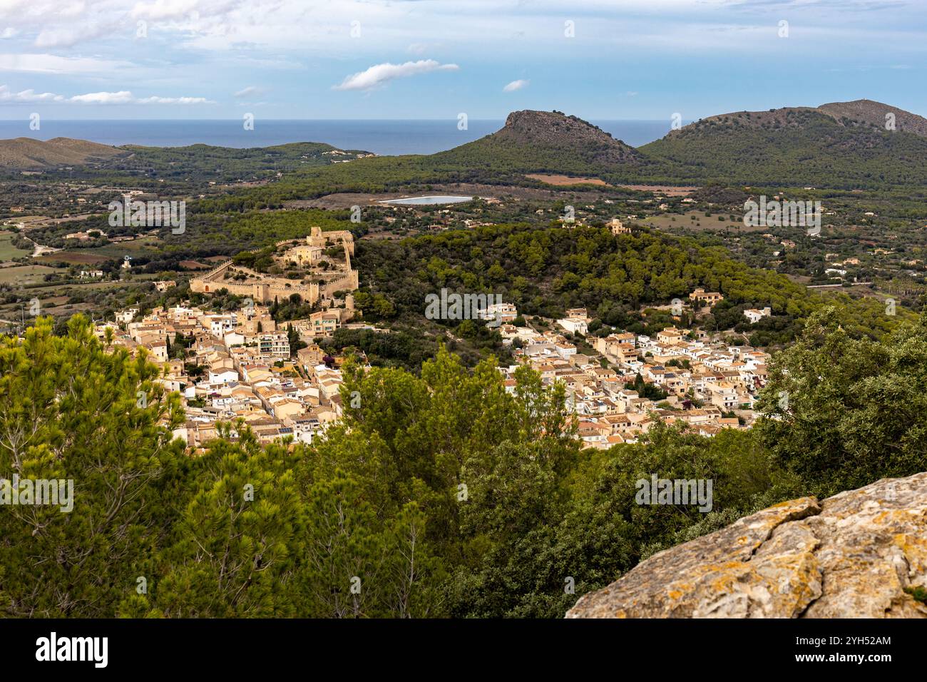 Le château de Capdepra sur la colline au-dessus de la petite ville de Capdepera, Majorque, Majorque, Îles Baléares, Espagne, Europe Banque D'Images