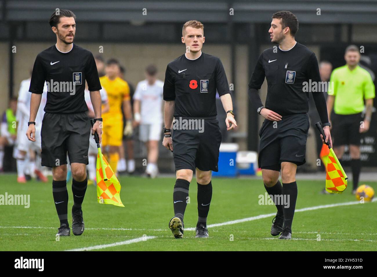 Landore, Swansea, pays de Galles. 9 novembre 2024. L'arbitre adjoint Dylan Baylis (à gauche), l'arbitre Ollie Taylor et l'arbitre adjoint Thomas Shallcross avant le match de la Ligue de développement professionnel des moins de 18 ans entre Swansea City et Millwall au JOMA High performance Centre à Landore, Swansea, pays de Galles, Royaume-Uni le 9 novembre 2024. Crédit : Duncan Thomas/Majestic Media/Alamy Live News. Banque D'Images