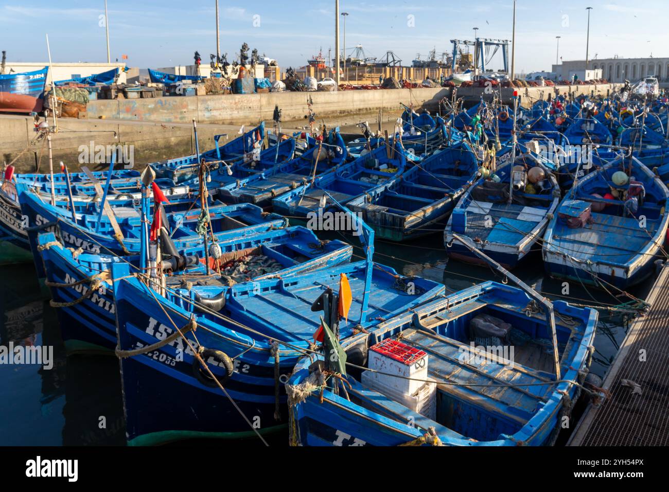 Bateaux de pêche traditionnels bleus amarrés dans le port d'Essaouira à Essaouira, Maroc. Banque D'Images