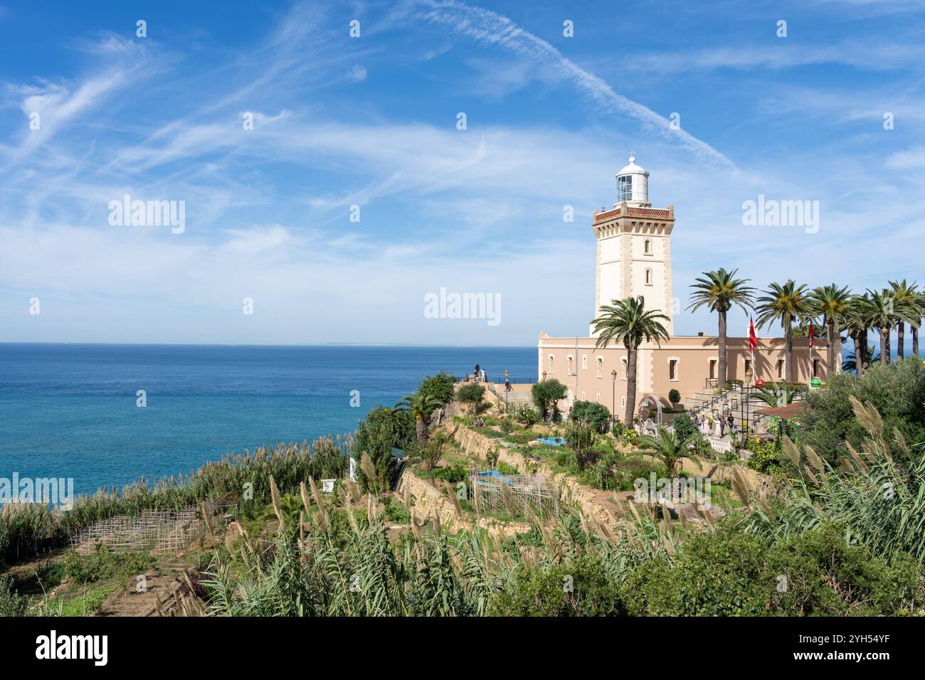 Les personnes visitant Cap Spartel Lighthouse près de la ville de Tanger, Maroc. Banque D'Images
