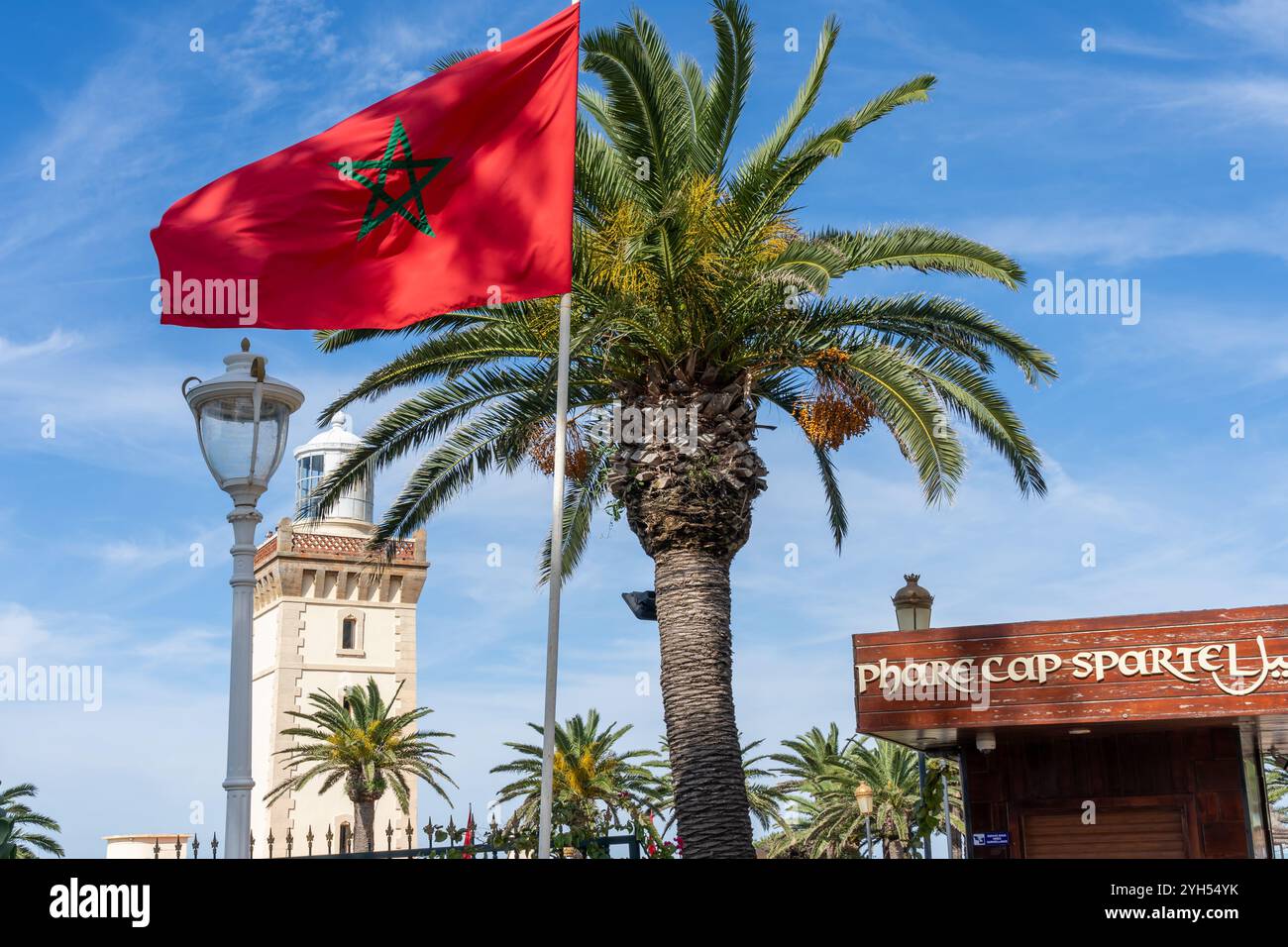 Un drapeau du Maroc est vu au phare de Cap Spartel près de la ville de Tanger, au Maroc. Banque D'Images