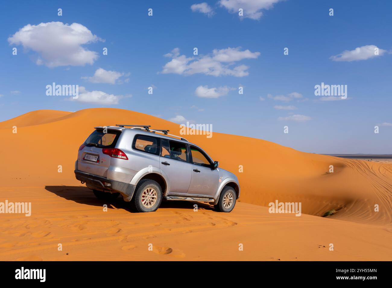 Une voiture à quatre roues dans le désert du Sahara au Maroc, en Afrique. Banque D'Images